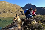 54 Sul sent. 216 dal Passo Laghi Gemelli verso il sent. 215 con vista sui Laghi Gemelli